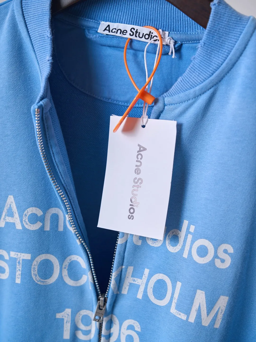 [Real auction] Acne Studios spray-painted distressed logo baseball collar zipper jacket [In Stock] S M L Acne Studios logo printing on the chest uses Retro sports aesthetics to engrave the brand's heritage. It is unobtrusive but highly recognizable. It subtly blends the Nordic minimalist style with the Retro sports style. It is low-key and elegant. It has its own aura. Adopt glue printing process. The chest printing has been revised three times with the film screen. Use glue liquid paint to print the pattern on the fabric. Bake the fabric to fix the printed pattern. Gradient distressing spray process. Spray dyes of different colors on the surface of the fabric. Realize that the clothes will show rich color changes under different lights to increase the visual layering. Many places on the body of the clothes are completely manually positioned and worn. Manual brushing marks add texture and depth to the surface of the clothes to imitate the texture of natural wear and tear. The fabrics have been fermented and washed, giving a better hand feel and texture. Not easy to deform, not easy to shrink, not easy to fade, and maintain long-term beauty and loose fit.